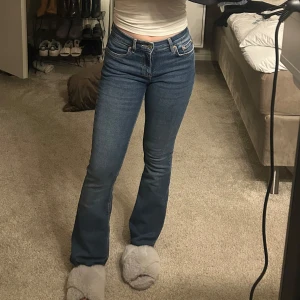 Low waist bootcut  - Low waist bootcut jeans ifrån gina tricot, storlek 32-petite. Använda max 2gånger. Säljs för 200kr + frakt 💋