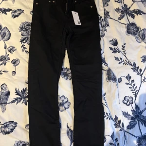 Svarta jeans från 157 - Snygga svarta jeans från 157 i slim fit. Perfekta för en stilren look med klassisk design och fem fickor. Passar bra till både vardag och mer uppklädda tillfällen.
