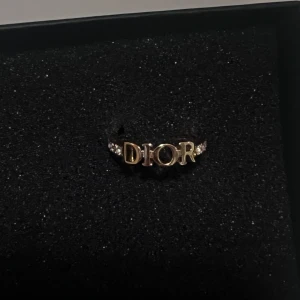 Guldfärgad ring  - Jättefin ring! Aldrig använd då den var lite för stor för mig! Storlek 17/M