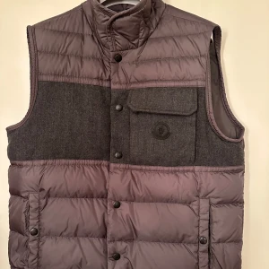 Moncler  - Moncler Leonard väst. Super fint skick precis varit inne hos stans bästa kemtvätt, storlek 3. Pris 3890kr!