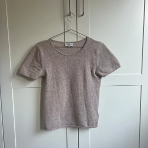 Cashmere topp - En jättefin cashmere topp från Davida. Perfekt till både vardag och fest. Köpt för 1500kr och säljer för 450kr. Använd men i bra skick🫶🏻🌸
