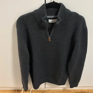 Halv Zip Stickad Tröja Pier One  - Aldrig använd! 10/10 skick.                                             Halv Zip från Pier One⬜️ | Storlek M                                               Hör gärna av dig vid fler frågor/bilder📩