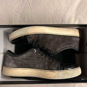 Grå sneakers från Lanvin - Säljer mina feta skor från lanvin! Snygg grå färg som passar till det mesta, perfekt för en clean look. Notera att original snören INTE är på, skriv DM för tankar och funderingar!