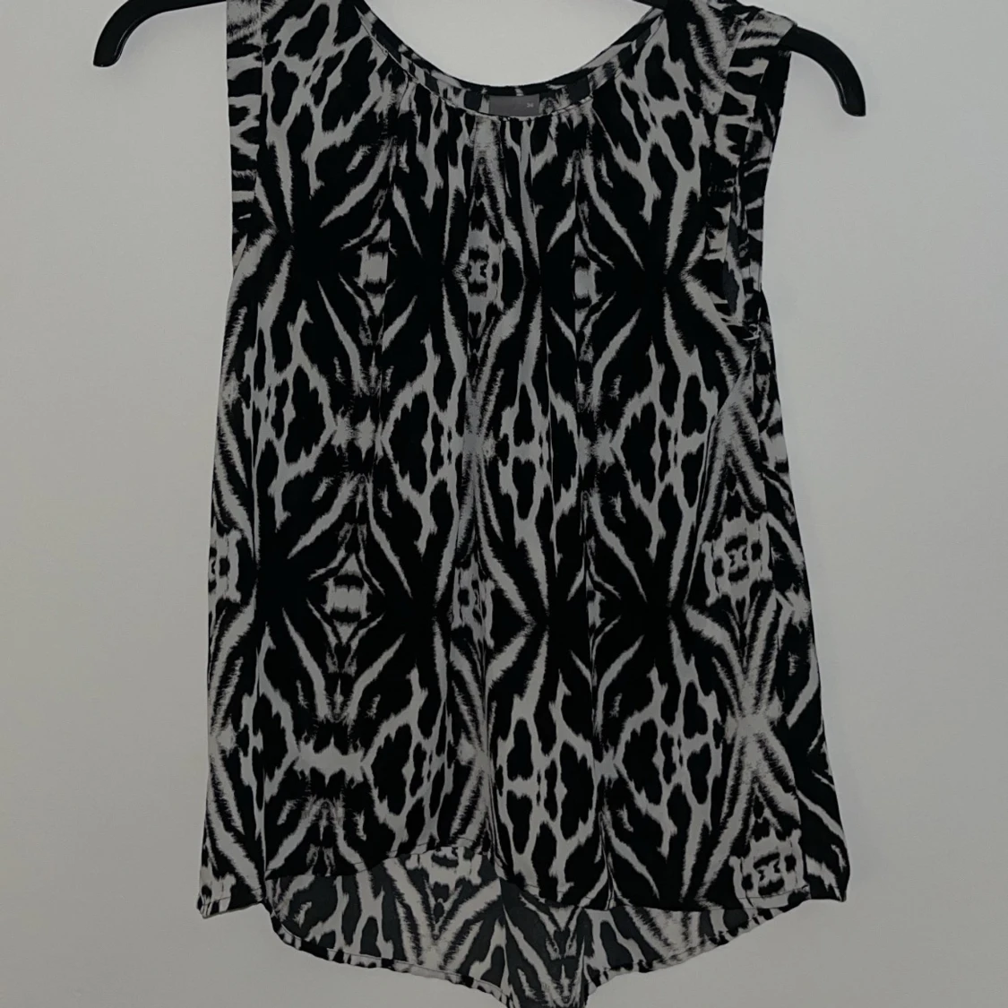 Svartvit mönstrad ärmlös topp - 1