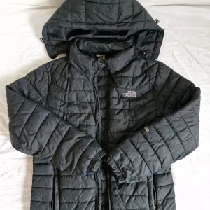 Svartblå jacka The North Face - Fin damjacka från The North Face! ❄️ Med två fickor framtill, och luva som kan tas av med dragkedja. Sann till storlek (M) Flitigt använd. Behövs en ny dragkedja och lagning av ett hål under ena ärmen.   Hör gärna av er vid frågor! :)
