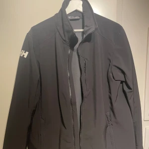 Helly Hansen jacka - Tja! Säljer en oanvänd helly Hansen jacka, med foder inuti. Perfekt för vår och höst! 