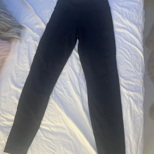 Svarta leggings - Snygga svarta leggings med hög midja. Perfekta för en bekväm och stilren look. De är tillverkade i ett stretchigt material som ger en tight passform.
