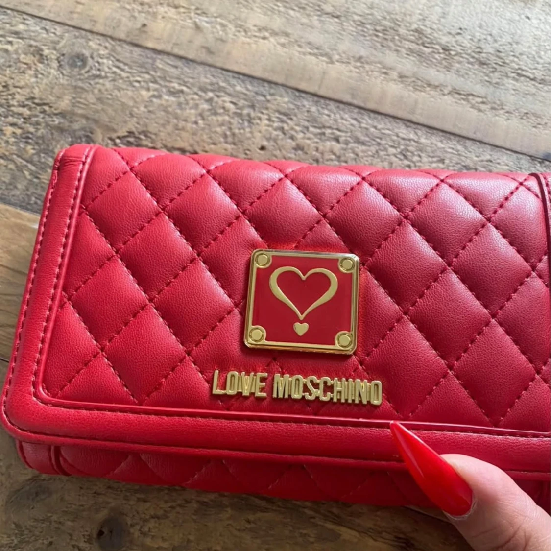 Röd quiltad plånbok från Love Moschino