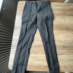 Svarta kostymbyxor från Vero Moda - Svarta kostymbyxor från Vero Moda