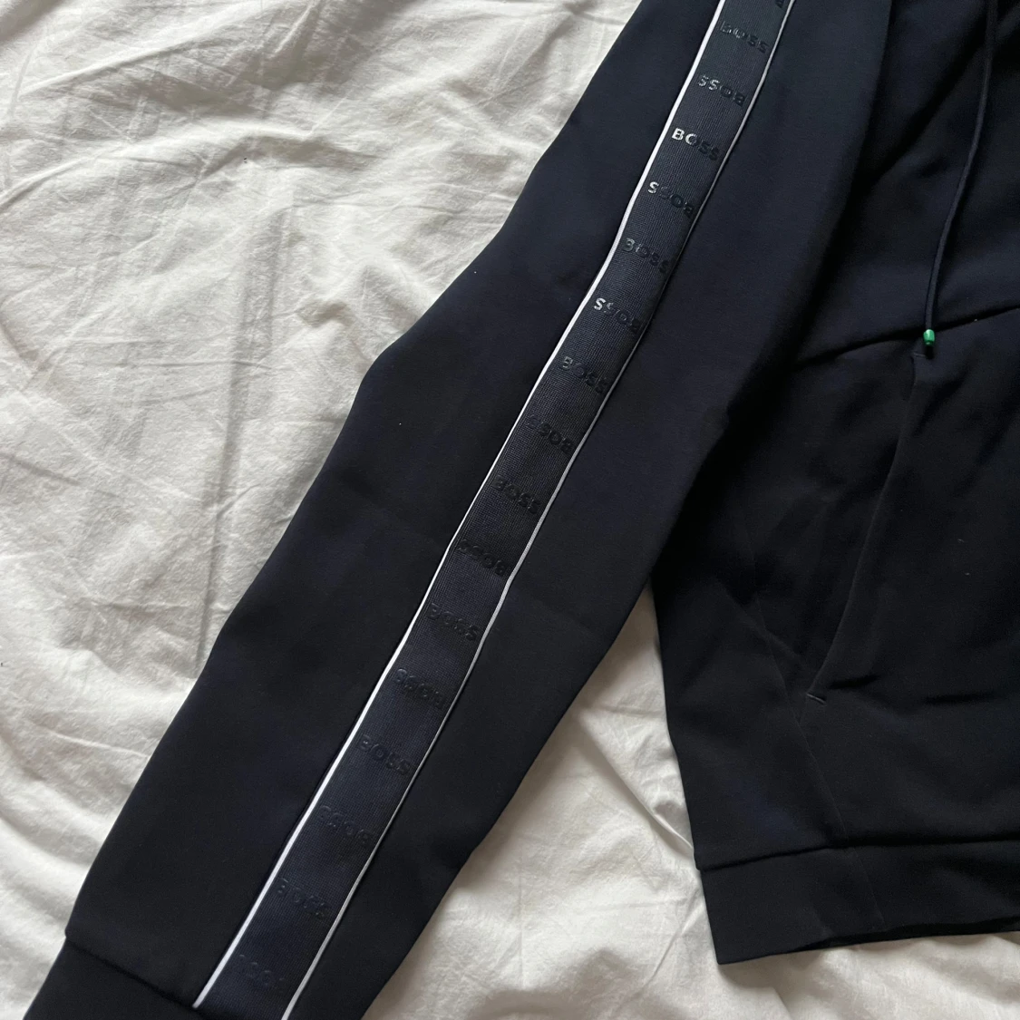 Marinblå hoodie med vita detaljer från Hugo Boss - 1