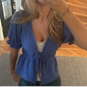 Blå blus med knytning - Super fin blå blus ❣️❣️😘😍