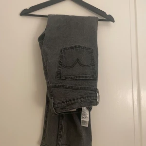 Gråa Levis jeans storlek 26W 30L - Snygga grå jeansbyxor med klassisk femficksdesign. Perfekta för en avslappnad stil. De har en rak passform och är tillverkade i ett slitstarkt material. Stor i storleken. Använda vid 2 tillfällen 