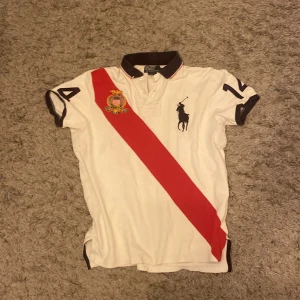 Usa polo - Den e jättefin men har tre små hål som knappt syns