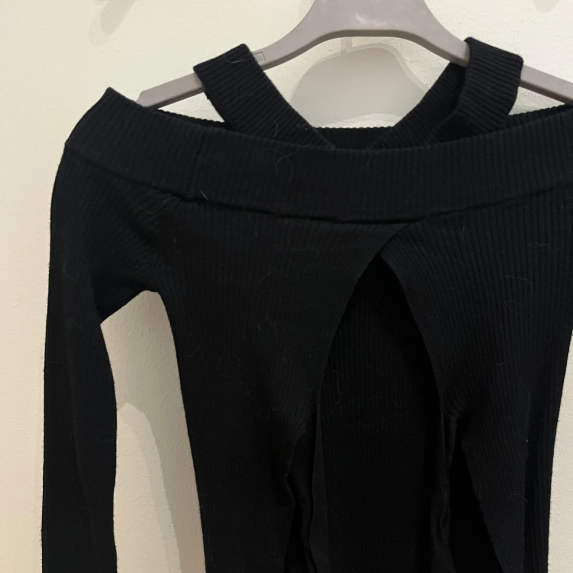 Svart unik tröja med cut out - 1