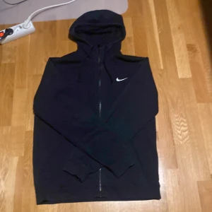 Svart huvtröja från Nike - Skön Nike kofta som sitter bra! Storlek M och säljer för endast 129kr!!!