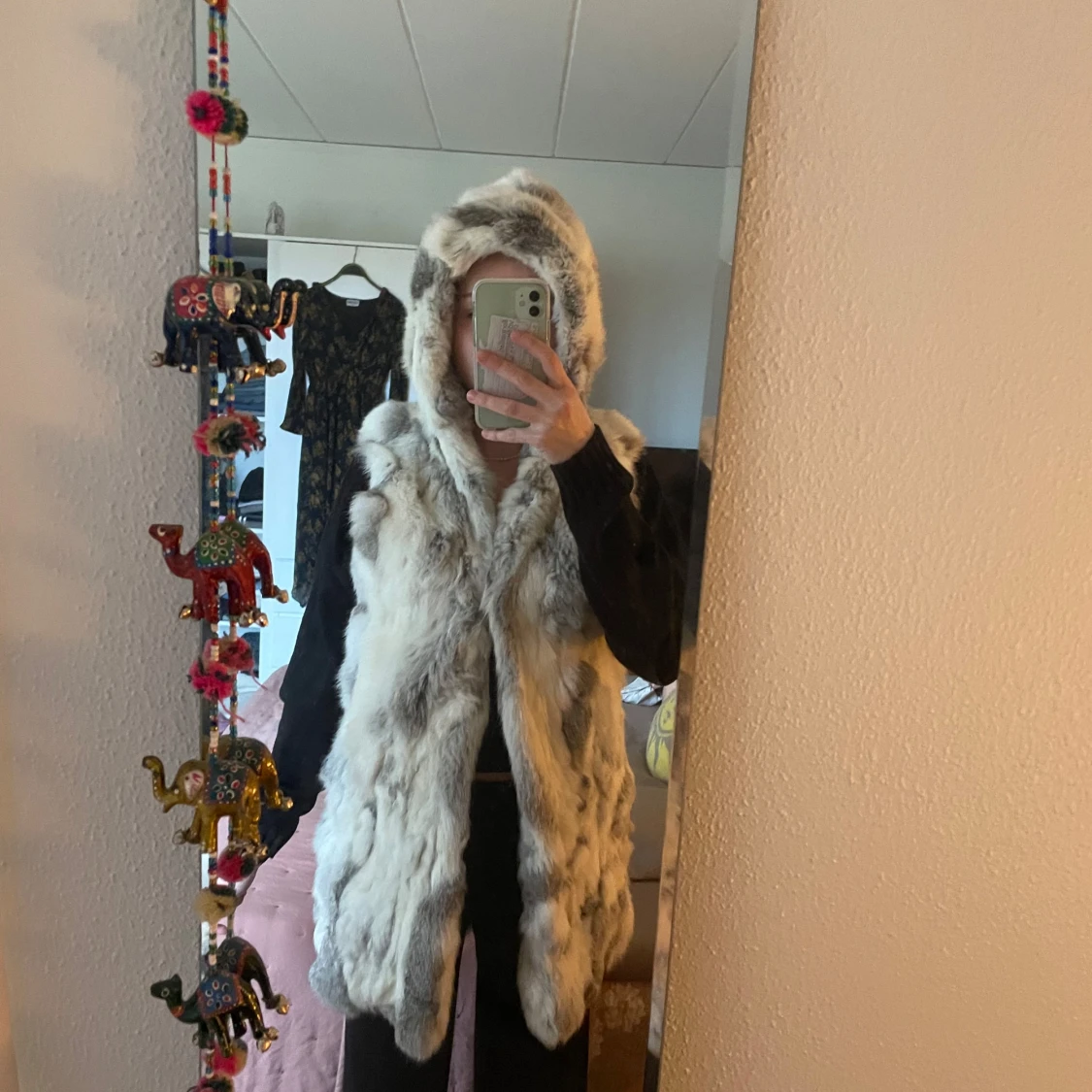 Vit pälsväst med huva från Topfur