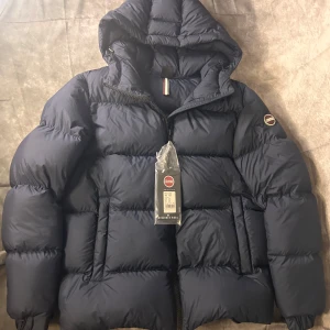 Colmar pufferjacket (HELT NY) - Helt ny colmar jacka, size 48 fits S/M, modell 180 63 kg. 
