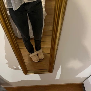 Mörkgrå jeans från Levi's - Säljer ett par svarta Levi's jeans, modell 511. De har en klassisk design och bekväm passform. Perfekta för en stilren look. De är i bra skick och i storklek 28/32🥰🥰