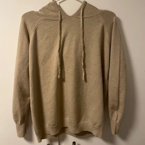 Beige hoodie - Beige merinoull hoodie i nyskick! Storlek M passar best för personer med längd mellan 170-180cm! Jag själv var för lång för den och är just därför jag säljer den. Aldrig använd och väldigt bra och skönt material som passar till det mesta! 