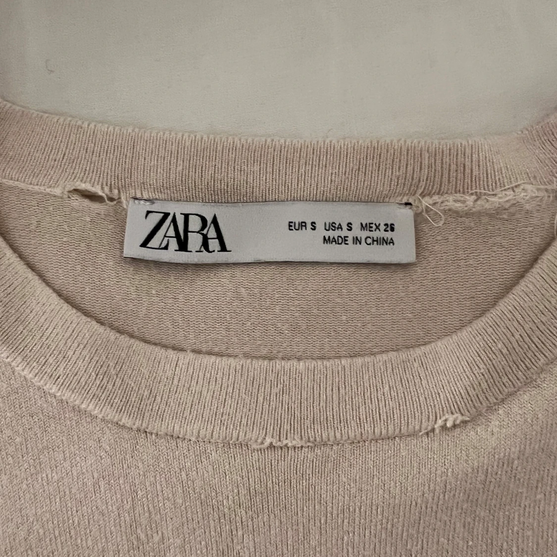 Beige tröja från Zara med guldknappar - 1