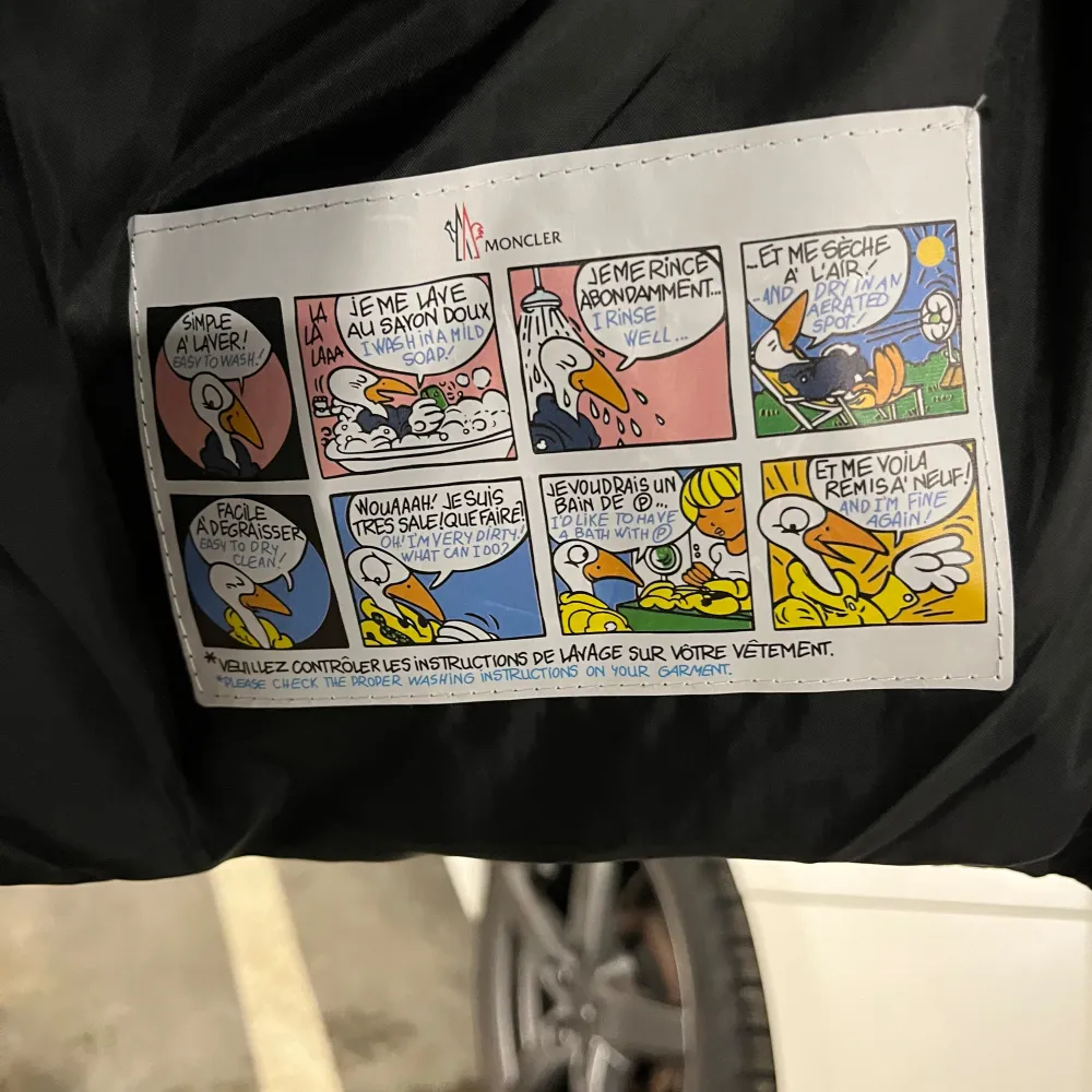 Säljer nu denna maya Moncler jackan i svart. Använd ett få tal gånger och har de senaste året bara legat i garaget blend andra jackor. . Takit.