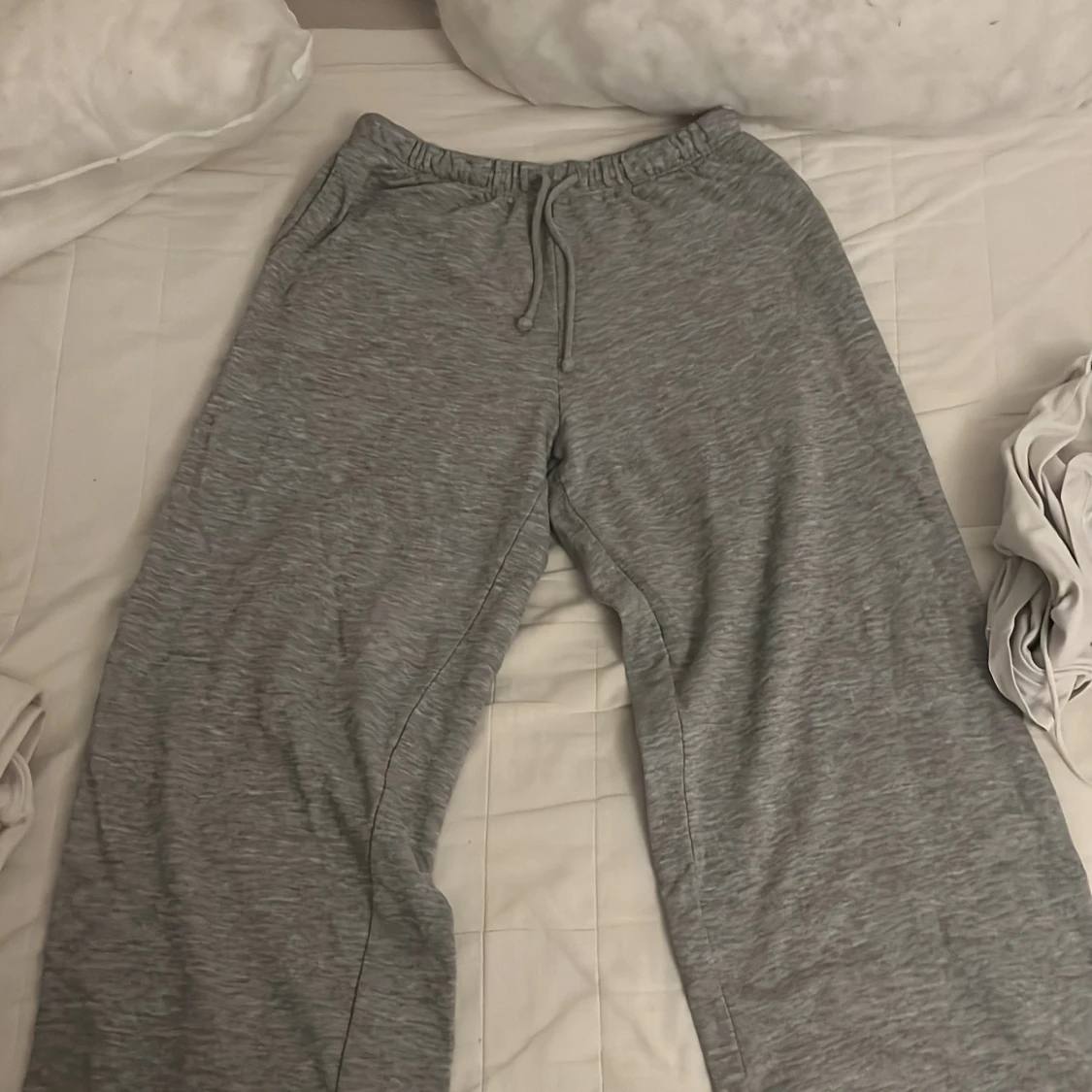 Grå mjukisbyxor med dragsko