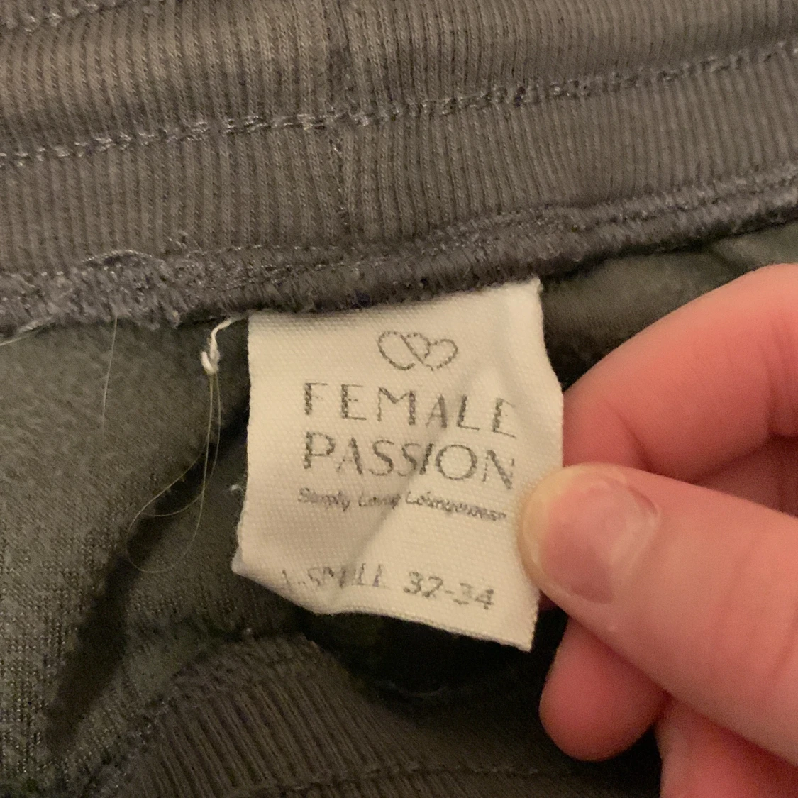 Grå mjukisbyxor från Female Passion - 3