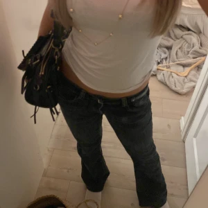 Snygga detalj jeans - Lowwaist bootcut jeans me detaljer. Omsydda längst ner. Står size 12 US i så skulle gissa på att de är ish 38 