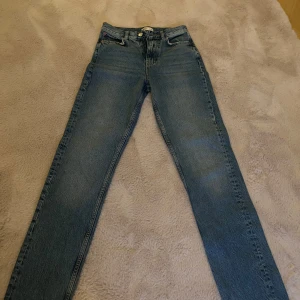 Blå jeans💓 - Blåa jeans i mid Rise från Gina Tricot💓 såå fina men tyvärr för små för mig, skriv om du har frågor!