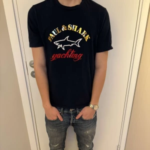 Paul & Shark T-shirt  - Säljer nu en riktigt fet Paul & Shark T-shirts i storlek S🙌 Tröjan är i bra skick👍 och nypris ligger runt 1500kr. Vid frågor om mått och fler bilder är det bara att höra av sig🙌