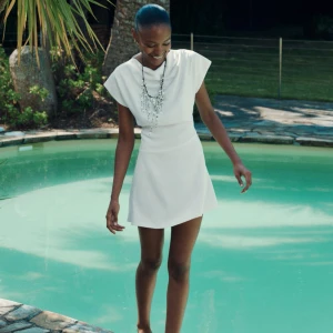 Studentklänning  - Snygg vit klänning, perfekt för student eller sommar. Säljer för att den var för liten. Aldrig använd🤗