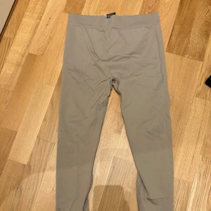 Beige leggings - Snygga beige leggings med en tight passform. Perfekta för en stilren look och bekväma att bära hela dagen. De har en elastisk midja för extra komfort.