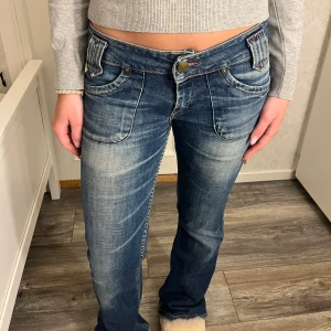 Lee jeans - Super fina jeans från Lee! De är lowaist bootcut och har snygga fickor! Måtten - Innerben: 82 cm, midja rakt över: 41 cm❤️ Kom privat för frågor!