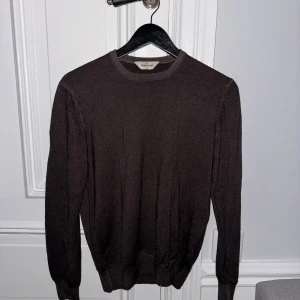 Brun tröja från Gran Sasso - Säljer en stilren brun tröja från Gran Sasso. Använd 2-3 gånger och är i nyskick.