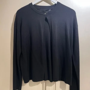 Svart kofta med en knapp - Säljer en stilren svart kofta med en knapp framtill. Aldrig använd 
