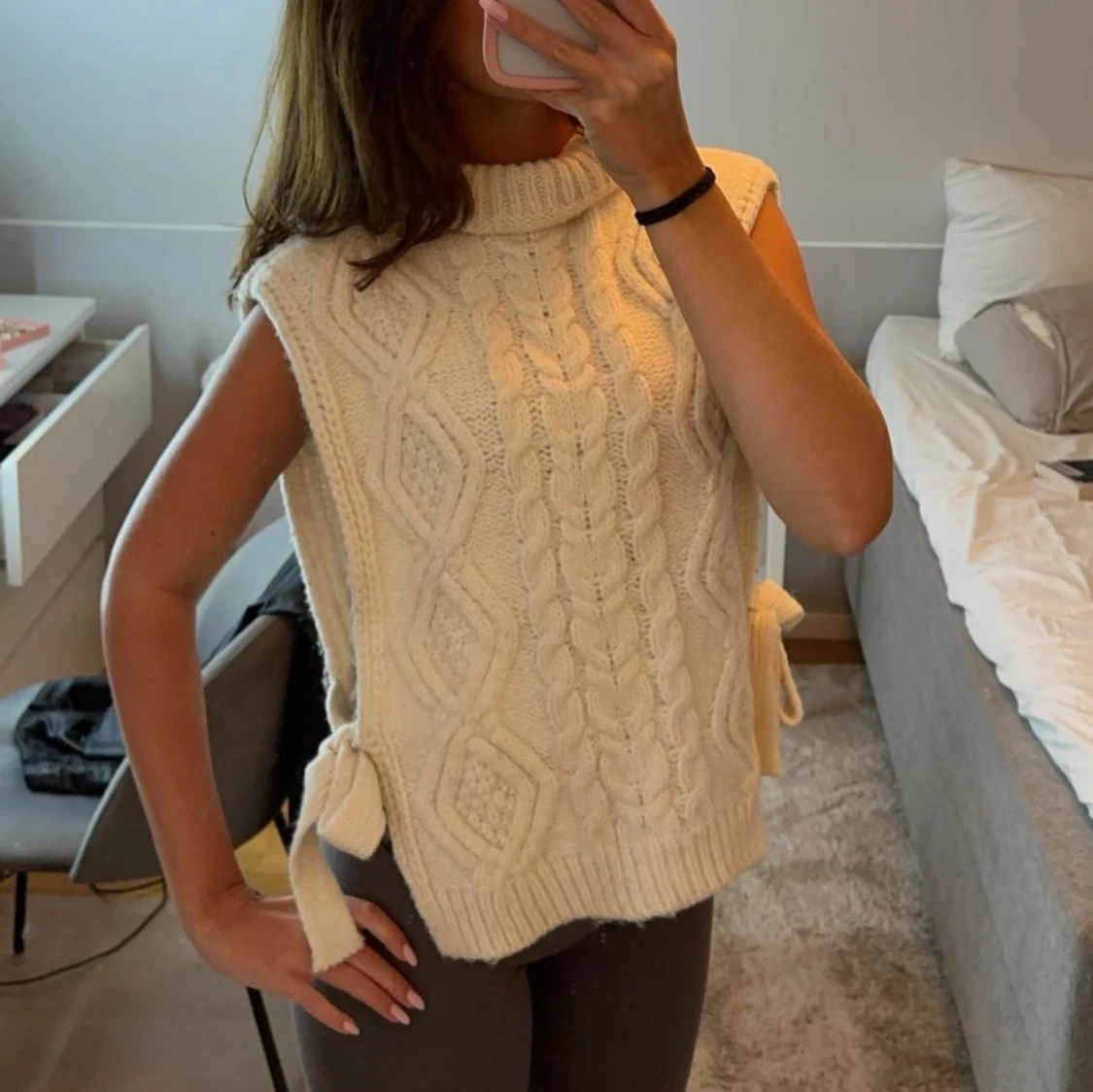 Vit/krämvit stickad ärmlös tröja med knyt - 1