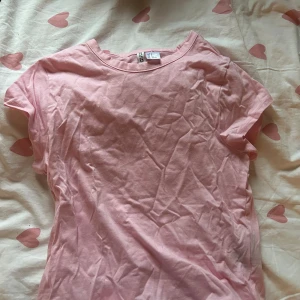 Rosa t-shirt från H&M - Säljer en enkel och stilren rosa t-shirt från H&M. Den har en rund halsringning och korta ärmar. Passar bra till jeans eller shorts. 💖