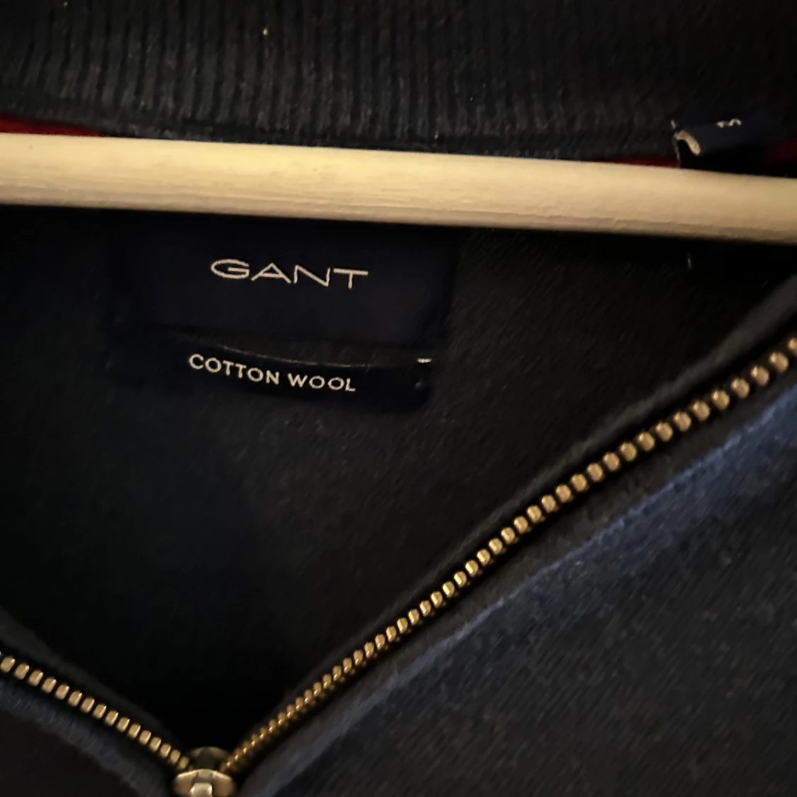 Mörkblå tröja med dragkedja från Gant - 1