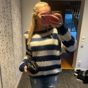 Randig stickad tröja i blått och vitt🫐💗 - Säljer denna mysiga stickade tröja med breda ränder i blått och vitt, såå fin och skönt! Endast använd ca 2 gånger💗🫐🙏🏼Nypris: 529kr