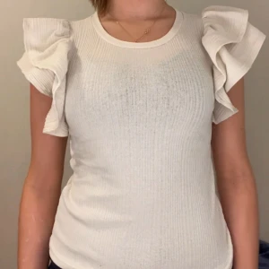 Vit topp från Zara - Jätte fin topp från Zara med ”puffig” arm. Storlek XS-S, knappast använd och är i bra skick inga synliga defekter
