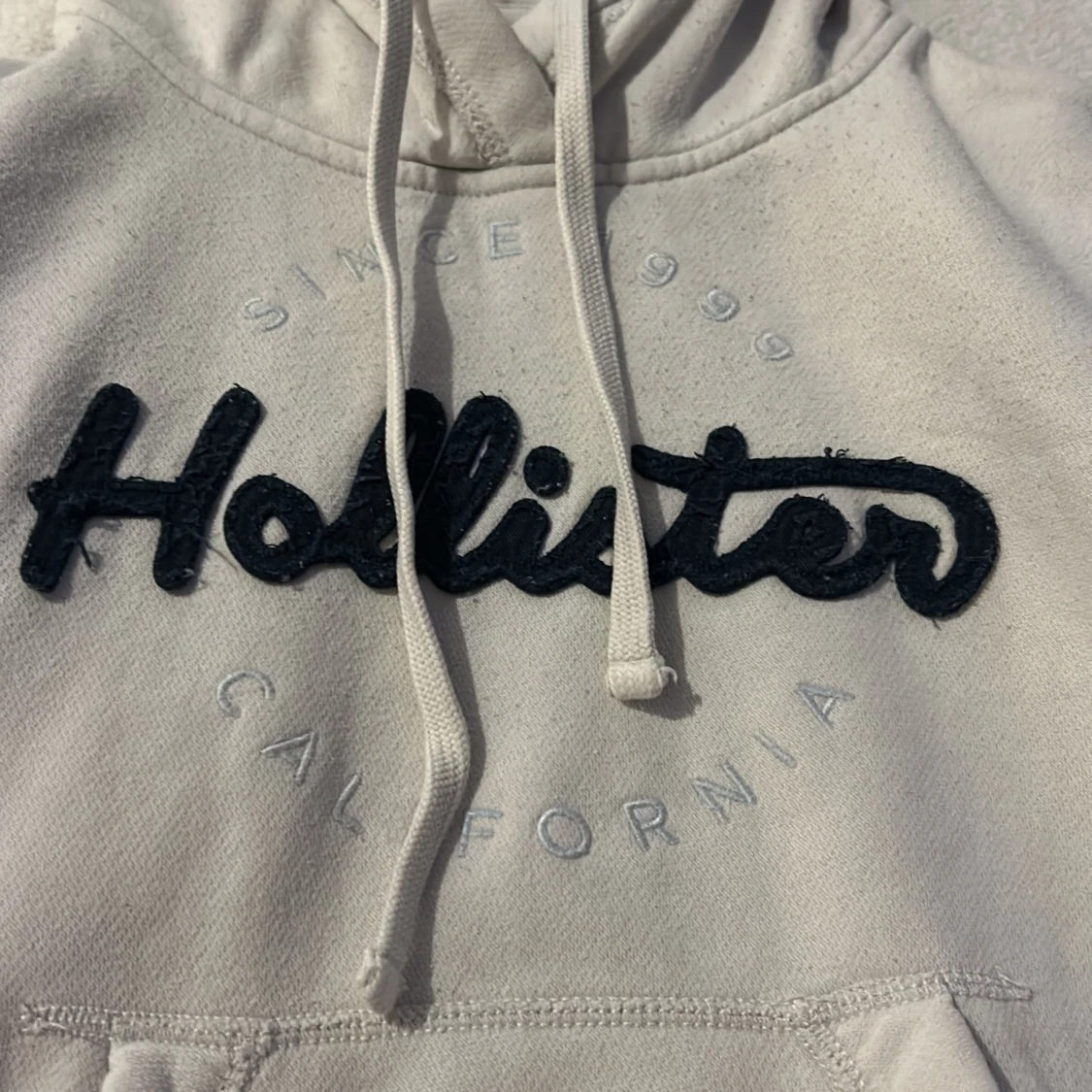 Vit hoodie från Hollister - 1