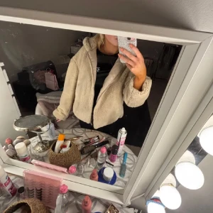 Teddy jacka  - Fluffig teddy jacka från Zara i storlek S. Knappt använd och säljer då den ej kommer till användning. Bilderna är lånade. Skriv vid frågor! Pris kan alltid diskuteras❤️