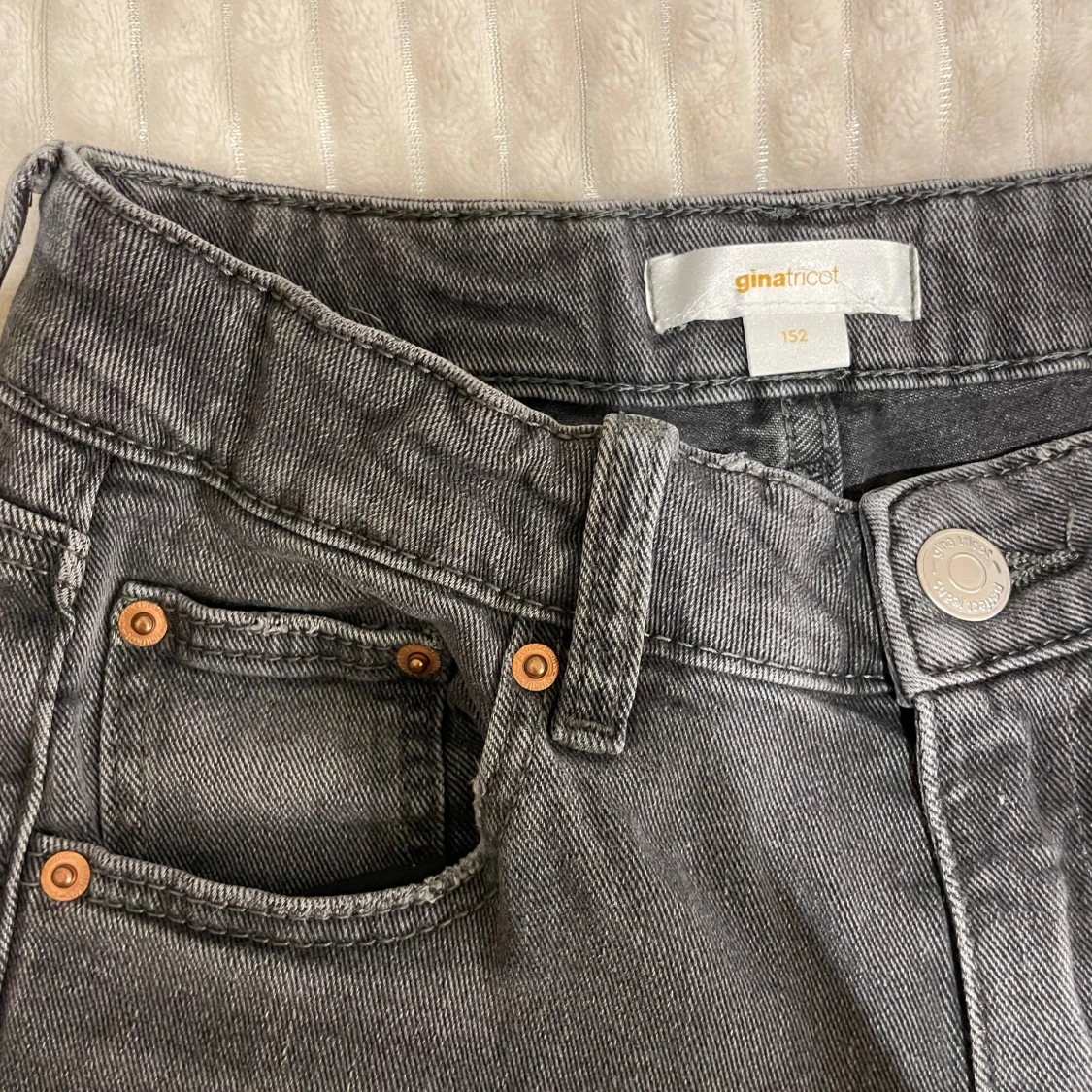 Grå jeans från Gina Tricot - 1