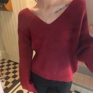 Röd stickad tröja med knyt - Röd stickad tröja med knyte bak, endast använd en gång 