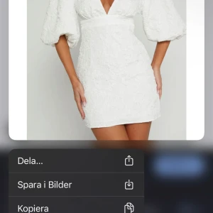 Vit kortklänning med puffärmar från showpo - Trendig vit klänning från showpo, perfekt till studenten. Liten i storlek. Prislapp kvar