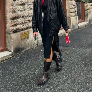 Vagabond Eyra boots - Säljer mina bruna boots från Vagabond i modellen Eyra. Nypris 2500 kr och slutsålda på hemsidan. I bra skick men då skorna är i 100% läder så har de fått en naturlig slitage🤗