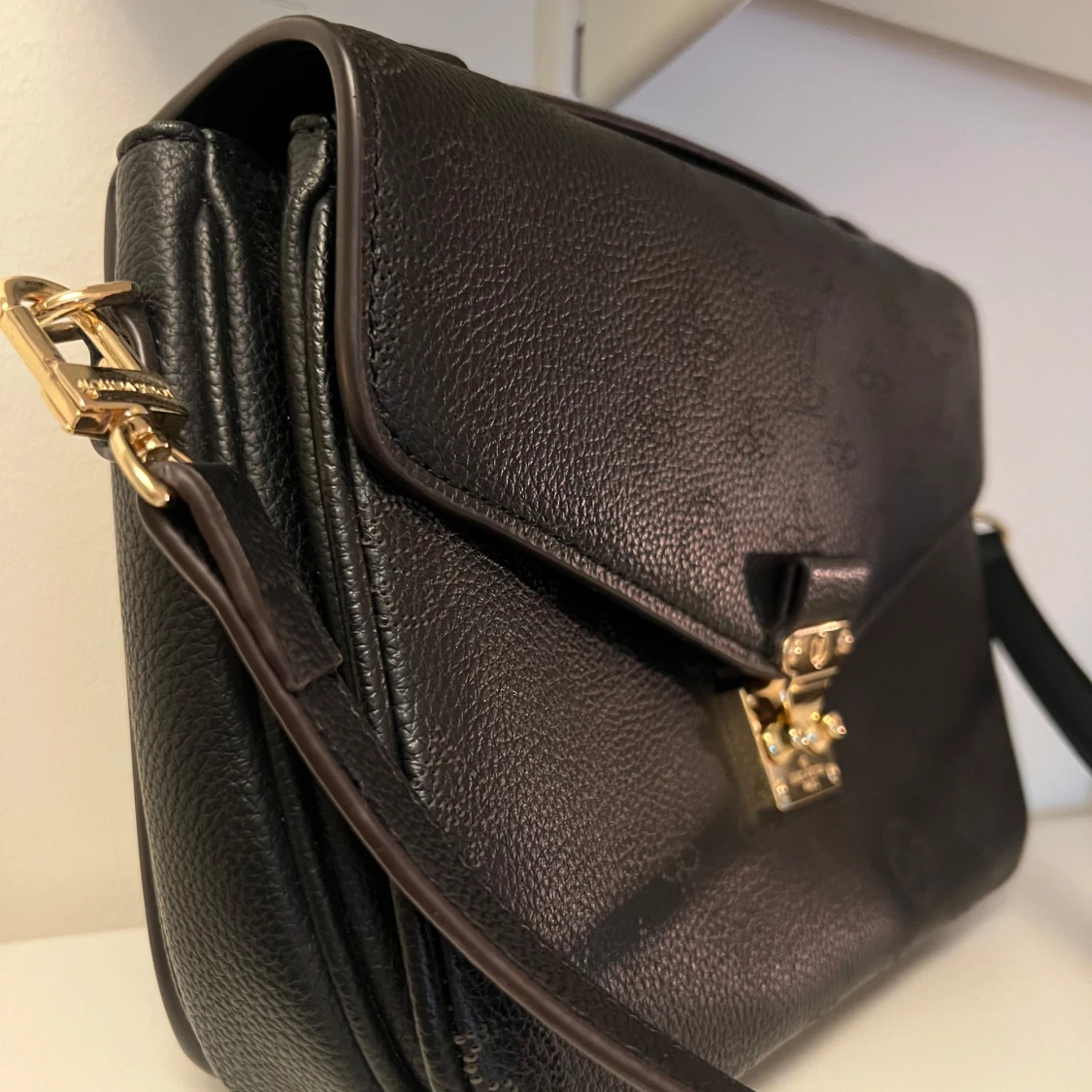 Svart axelväska från Louis Vuitton - 1