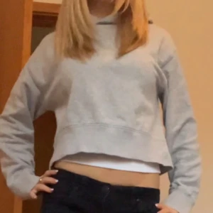 Grå  hoodie - Säljer min gråa hoodie från Cubus! Den är ganska kort men jättensnyggg💞 Använd 1  gång men är i jättebra skick, inget slitage eller fläckar ❤️ Köpte för 400kr! Storlek XS