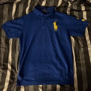 Blå pikétröja från Ralph Lauren - Säljer nu min blåa pikétröja från Ralph Lauren med gul logo. Snygg och mycket bra skick🤩Pris kan diskuteras!!!