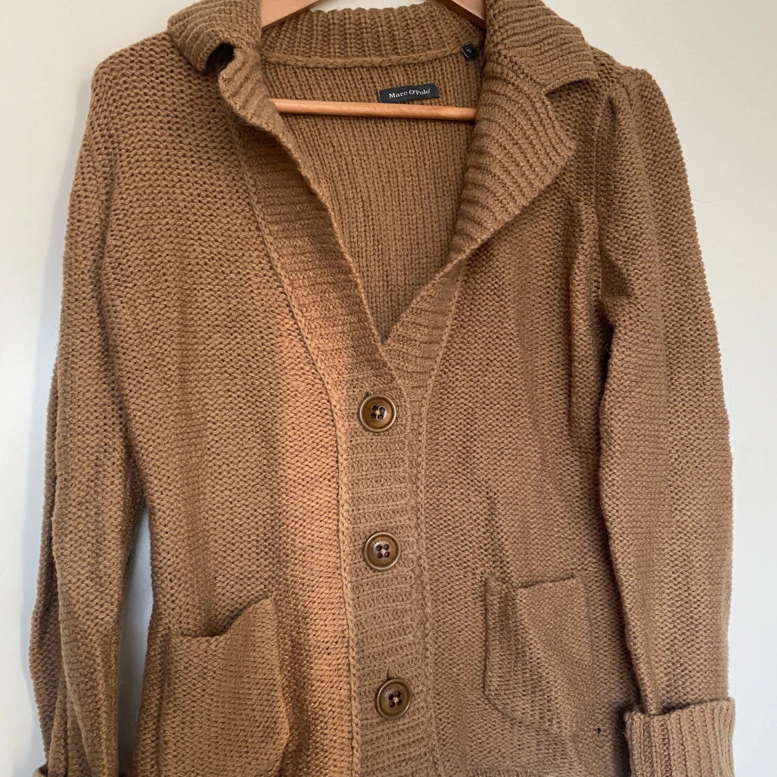 Brun stickad kofta från Marc O'Polo